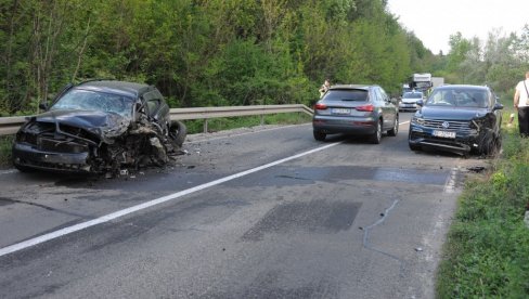 AUDI GOTOVO SMRSKAN: Saobraćajna nesreća kod Kraljeva, ima više povređenih (FOTO)