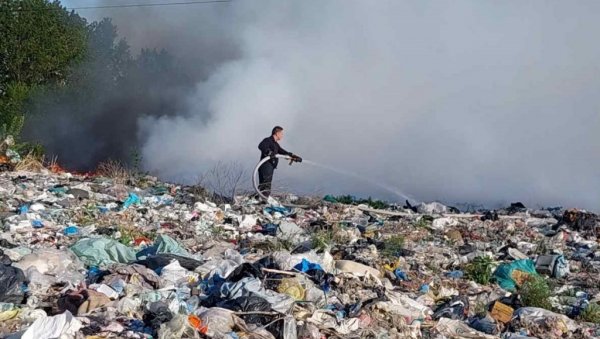 ГОРИ ДЕПОНИЈА У ПЛАНДИШТУ: Густ дим се надвио над варошицом, пожар засада локализован