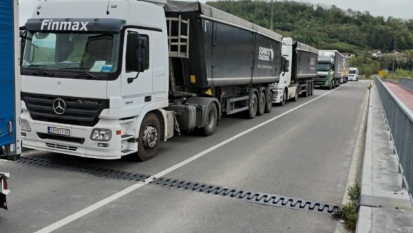 КАМИОНИ У СЕПТЕМБРУ БЛОКИРАЈУ ЦЕЛУ БиХ!: Превозницима досадило да чекају реакције надлежних институција КАМИОНИ У СЕПТЕМБРУ БЛОКИРАЈУ ЦЕЛУ БиХ!: Превозницима досадило да чекају реакције надлежних институција
