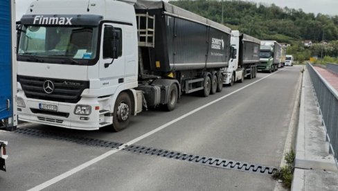 КАМИОНИ У СЕПТЕМБРУ БЛОКИРАЈУ ЦЕЛУ БиХ!: Превозницима досадило да чекају реакције надлежних институција КАМИОНИ У СЕПТЕМБРУ БЛОКИРАЈУ ЦЕЛУ БиХ!: Превозницима досадило да чекају реакције надлежних институција