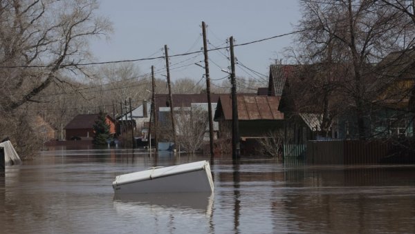 ПОПЛАВНИ ТАЛАС СЕ ШИРИ РУСИЈОМ: Улице се претвориле у реке, набујала вода прети великом броју домаћинстава (ФОТО/ВИДЕО)