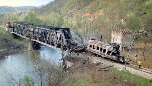 SPRŽILI VOZ PUN PUTNIKA: Danas je 25 godina od jezivog zločina NATO nad civilima tokom agresije na našu zemlju