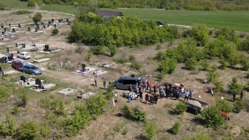 POGLEDAJTE SLIKE SA SAHRANE DALIBORA DRAGIJEVIĆA: Majka sa rodbinom ispratila sina na počinak (FOTO)