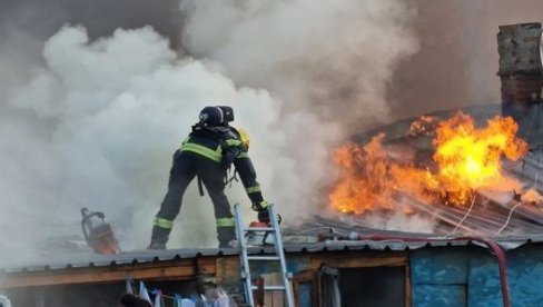 BUKTI POŽAR U NOVOM SADU: Gori naselje Bangladeš, gusti dim prekrio grad (FOTO)