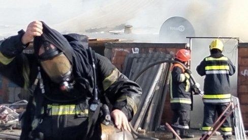 PROBUDIO IH POŽAR, SPASAVALI ŽIVU GLAVU: LJudi smešteni u prihvatne centre, gradonačelnik Novog Sada obećao pomoć (FOTO/VIDEO)