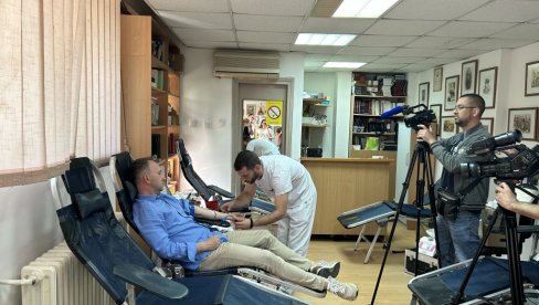 НЕДОСТАЈУ СКОРО СВЕ КРВНЕ ГРУПЕ: Недовољно јединица, позив на хуманост