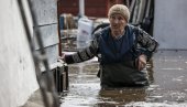 EVAKUISANO PREKO 100 HILJADA LJUDI: Najveće poplave u poslednjih 80 godina, ljudi beže glavom bez obzira da se spasu vodene bujice (FOTO)