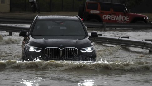 U JEDNOM DANU PALO KIŠE KOLIKO ZA GODINU DANA Dubai poplavljen: Obustavljeni letovi, zatvorene škole, otkazani sportski događaji