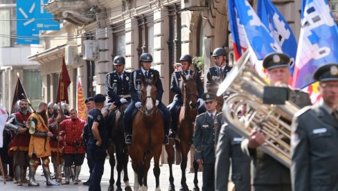 DEFILE PROŠAO KNEZ MIHAILOVOM:  Manifestacija Dani Beograda tradicionalno otvorena šetnjom do Kalemegdana i polaganjem cveća