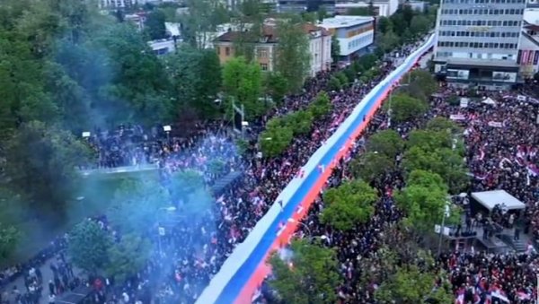 ВЕЛИЧАНСТВЕН ПРИЗОР НА МИТИНГУ СРПСКА ТЕ ЗОВЕ: Развијена тробојка дуга 500 метара (ВИДЕО)