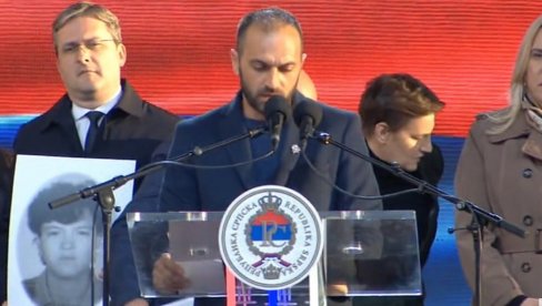 MUSLIMANI MU UBILI CELU PORODICU: Srbin iz Srebrenice zaplakao na mitingu dok je pričao šta je preživio (VIDEO)