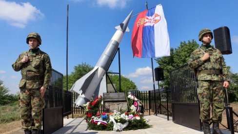 POČAST VOJNICIMA STRADALIM U NATO AGRESIJI: Kod Smedereva obeleženo 25 godina od pogibije  Blagoja Radića i Roberta Lajčaka (FOTO)