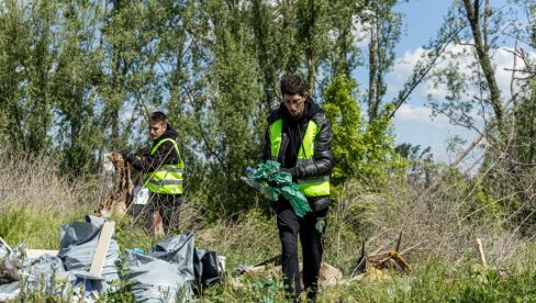 SAKUPILI TRI TONE SMEĆA: Akcija „Čisto iz ljubavi“ Udruženja „Čepom do osmeha“, volontera i građana u Petrovaradinskoj industrijskoj zoni