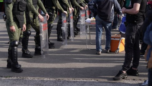 ПОЉСКИ ХУЛИГАНИ ДИВЉАЛИ У ЦЕНТРУ БЕОГРАДА! Полиција хапси пред Звездин меч у квалификацијама за Лигу шампиона! ПОЉСКИ ХУЛИГАНИ ДИВЉАЛИ У ЦЕНТРУ БЕОГРАДА! Полиција хапси пред Звездин меч у квалификацијама за Лигу шампиона!