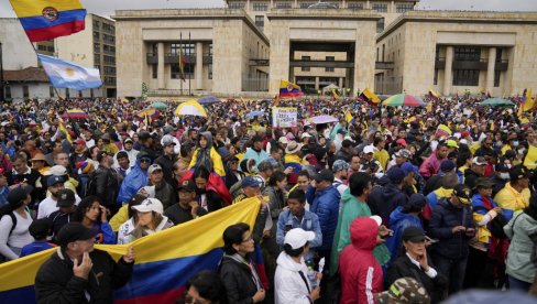 SUKOB IZMEĐU PREDSEDNIKA I KONGRESA: Hiljade Kolumbijaca na protestima protiv reformskih planova predsednika Petra (FOTO)