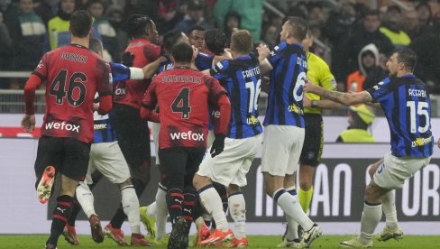 HAOS, TUČA - TITULA! Bura u italijanskom fudbalu, derbi Milan - Inter okončan skandalom (VIDEO)