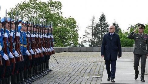 UZ MOĆAN VIDEO MINISTAR POSLAO SNAŽNU PORUKU: Vučević položio venac i čestitao Dan Vojske Srbije (VIDEO)