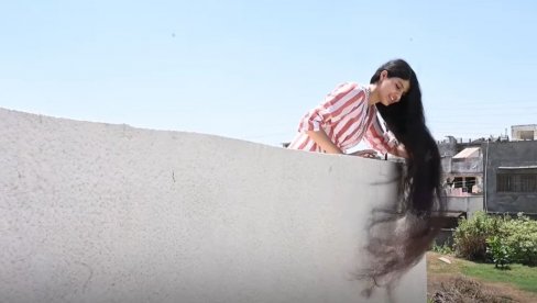 ONA JE VLASNICA NAJDUŽE KOSE NA SVETU: Svi se pitaju zbog čega ne želi da se ošiša i kako uspeva da je održi uvek čistom i negovanom (VIDEO)