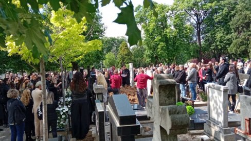 SAHRANJENA BOJANA JANKOVIĆ: Porodica i prijatelji ispratili voditeljku na večni počinak - bivši suprug neutešan (FOTO/VIDEO)