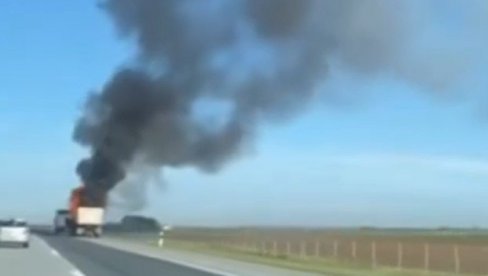 CRNI DIM KULJA U NEBO: Vatrena buktinja guta vozilo na auto-putu za Novi Sad (VIDEO)