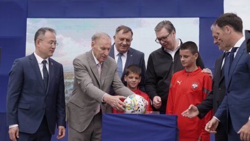 LOPTA KAO KAMEN TEMELJAC I PRELEPA SLIKA IZ SURČINA: Pogledajte video sa mesta gde će nići nacionalni stadion (VIDEO)