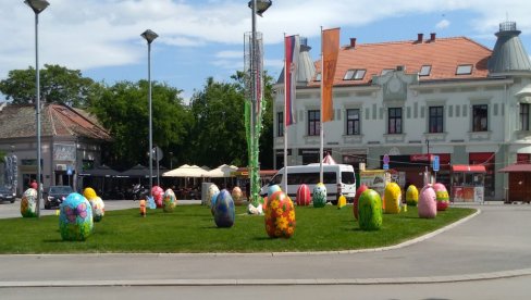 USKRŠNJI DEKOR: Deca i vaspitačice ukrasili centar grada