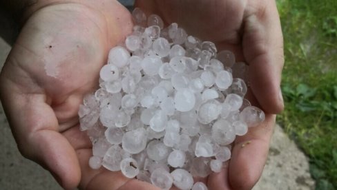 GRAD VELIČINE TENISKE LOPTICE SRUČIO SE NA ČAČAK: Nevreme protutnjalo zapadnom Srbijom (FOTO/VIDEO)