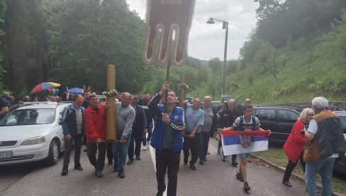 HILJADE VERNIKA DOČEKALO RATARSKE SVEĆE: Velika svetkovina u Manastiru Tronoša kod Loznice (FOTO)