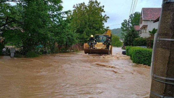 СИТУАЦИЈА У СВРЉИГУ НАКОН ИЗЛИВАЊА БУЈИЧНИХ ПОТОКА:  Припадници Сектора за ванредне ситуације на терену