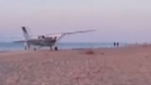 ŠETNJU PO PLAŽI POREMETIO AVION: Kamere zabeležile iznenadno sletanje, posetioci ostali u čudu šta se desilo (VIDEO)