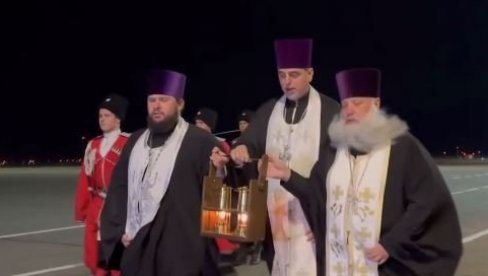 BLAGODATNI OGANJ STIGAO U MOSKVU: Patrijarh Kiril u ponoć služi vaskršnju liturgiju (VIDEO)