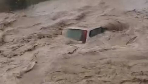 VETROVI NOSILI KROVOVE, ČUPALI DRVEĆE Jako nevreme i poplave u komšiluku: Jedna osoba poginula - stotine ljudi evakuisano (VIDEO)