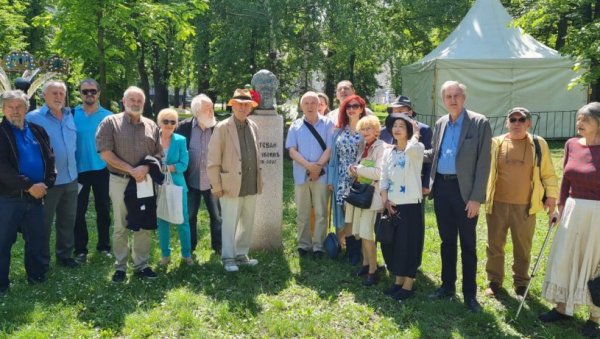 ЂУРЂЕВДАНСКО ОКУПЉАЊЕ ПЕСНИКА: На Калемегдану српски писци говорили своје и стихове Стевана Раичковића