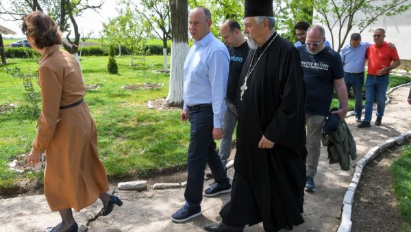 ВЕЛИКИ ПОДУХВАТ ЦРКВЕ И ДРУШТВЕНЕ ЗАЈЕДНИЦЕ: Градоначелник Новог Сада Милан Ђурић са штићеницима Земље живих на Ченеју (ФОТО)