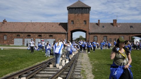 MARŠ ŽIVIH U AUŠVICU:  Nekoliko hiljada Jevreja odalo počast milionima ubijenim u Drugom svetskom ratu  (FOTO)