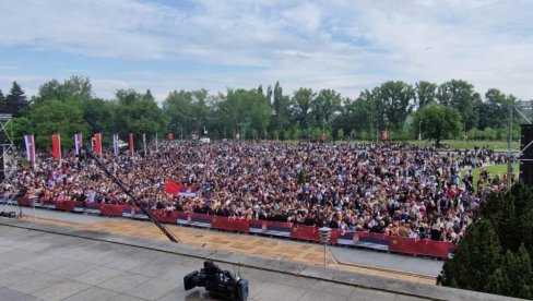ХИЉАДЕ ЉУДИ ИСПРЕД ПАЛАТЕ СРБИЈА: Велики број грађана дошао да поздрави Си Ђинпинга ХИЉАДЕ ЉУДИ ИСПРЕД ПАЛАТЕ СРБИЈА: Велики број грађана дошао да поздрави Си Ђинпинга