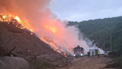 PONOVO GORI DEPONIJA: Helikopter gasi Duboko