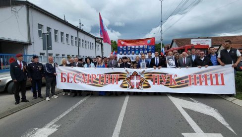 НИШ ОБЕЛЕЖИО ДАН ПОБЕДЕ НАД ФАШИЗМОМ: Марш Бесмртног пука од Логора до Споменика ослободиоцима