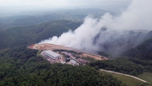 STANJE NA DEPONIJI „DUBOKO“ ZA NIJANSU BOLJE: Akcija gašenja paljevine se nastavlja