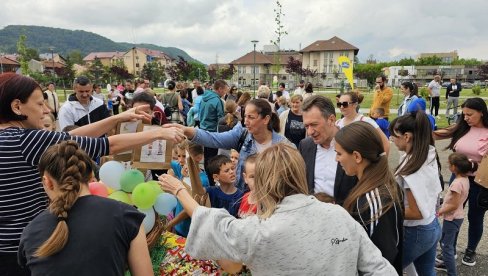 KRATIVNI MALIŠANI: Potraga za vaskršnjim jajima u porti hrana Svete Petke Paraskeve