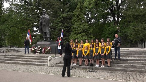 ВЕНЦИ НА СПОМЕНИК БРАНКУ КРСМАНОВИЋУ: У Параћину обележен Дан победе