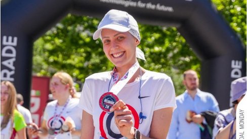 TRKA MI JE POMOGLA DA PREBRODIM SVE NEMIRE: Uprkos teškoj bolesti, Maša Čalošević istrčala polumaraton u Beogradu (FOTO)