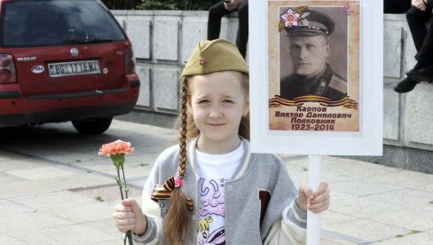 У МАРШУ ЗА ПОГИНУЛЕ ДЕДУШКЕ: Овако је изгледала централна државна церемонија у Београду на Гробљу ослободилаца