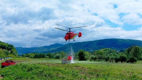 BUKTI NA STAROJ PLANINI: Pripadnici Helikopterske jedinice MUP gase vatrenu stihiju