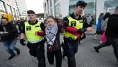 GRETU TUNBERG POLICIJA ODVELA SA PROTESTA ISPRED ARENE U MALMEU: Nekoliko hiljada okupljenih nosi palestinske zastave (FOTO)