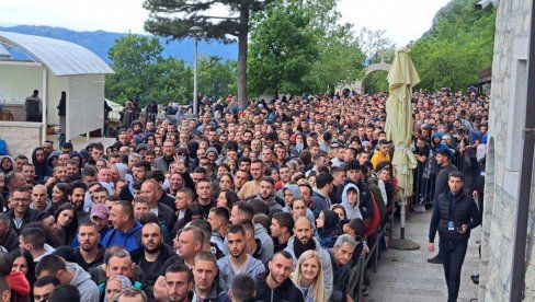 PRIZORI KOJI GREJU DUŠU: Novosti u Ostrogu - Hiljade vernika u manastiru na praznik Svetog Vasilija Ostroškog (FOTO/VIDEO)