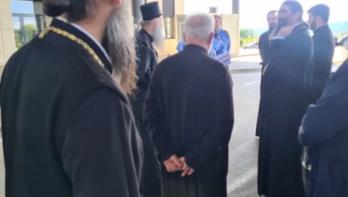 SLIKE PATRIJARHA PORFIRIJA SA MERDARA: Krenuo na Sabor SPC u Pećku patrijaršiju - Kurti mu zabranio posetu duhovnoj kući (FOTO)