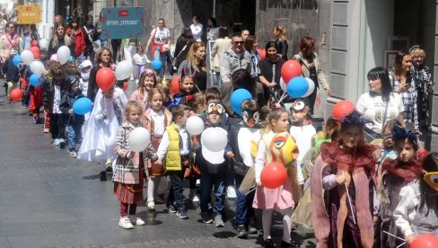 VELIKI PORODIČNI KARNEVAL U CENTRU GRADA: Svečanim defileom u Knez Mihailovoj obeležen Međunarodni dan porodice