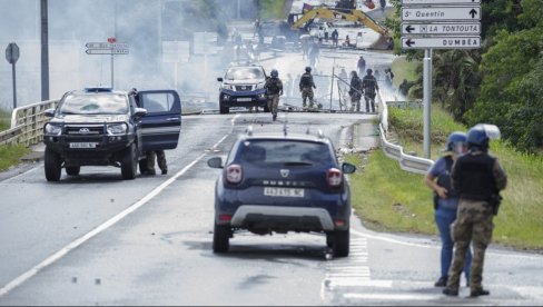 ТЕНЗИЈЕ НА НОВОЈ КАЛЕДОНИЈИ СЕ НЕ СМИРУЈУ: Полиција убила мушкарца