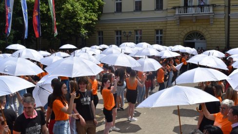СУТРА МАТУРАНТСКИ ПЛЕС: У Кикинди ће 18. пут средњошколци заједно плесати СУТРА МАТУРАНТСКИ ПЛЕС: У Кикинди ће 18. пут средњошколци заједно плесати